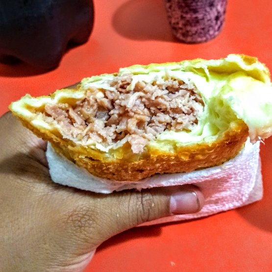 Detalhe do recheio do pastel de calabresa com queijo